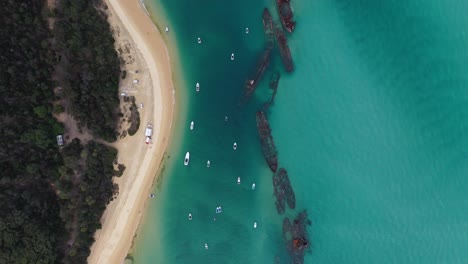 Antena:-Naufragios-De-Tangalooma-En-La-Isla-De-Moreton,-Australia,-Vista-De-Arriba-Hacia-Abajo