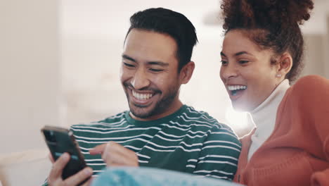 Pareja-Feliz-En-El-Sofá-Con-El-Teléfono