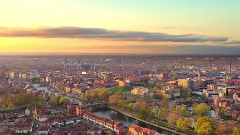 hermosa vista de la puesta de sol sobre york, inglaterra con la catedral y el río ouse