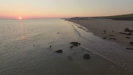 Antenne:-Der-Strand-Zwischen-Vlissingen-Und-Dishoek-Während-Des-Sonnenuntergangs