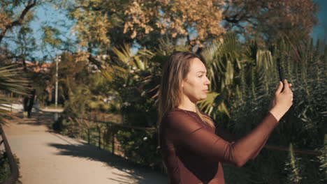 Hermosa-Mujer-Mostrando-La-Vista-A-Su-Alrededor-Hablando-En-Video-Chat.