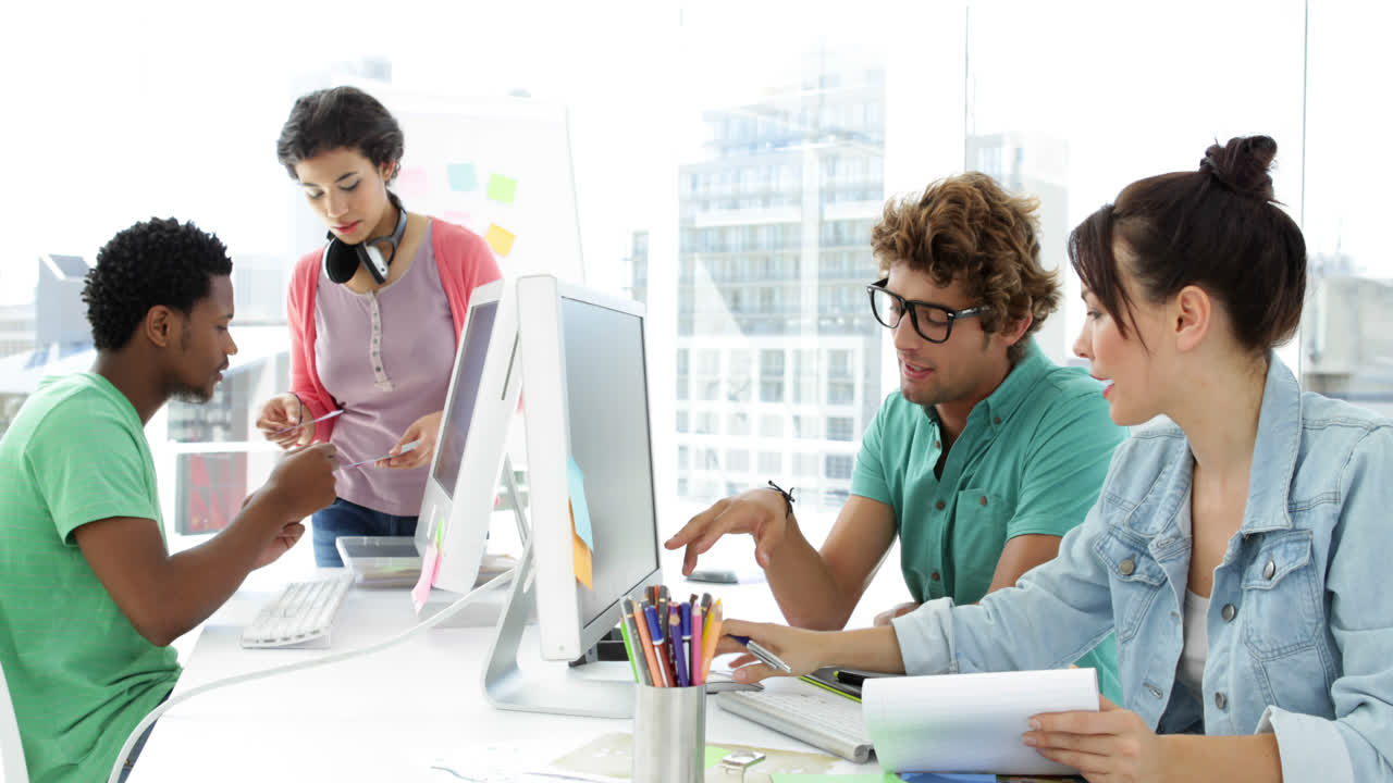 cuatro diseñadores creativos trabajando juntos