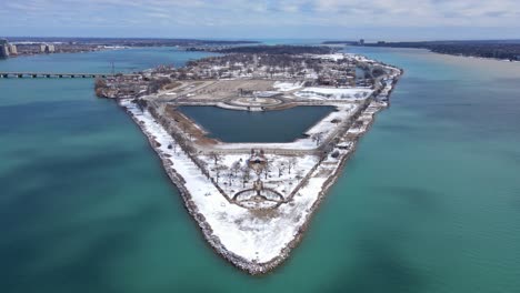 Western-tip-of-Belle-Isle-with-the-James-Scott-Memorial-fountain,-aerial-view