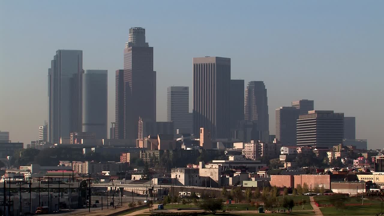 Panoramica o campo lungo del centro di Los Angeles al mattino, California, USA