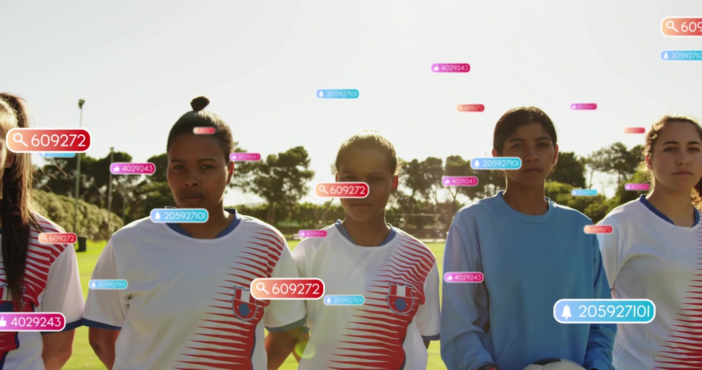 Fire kvindelige fodboldspillere stiller op, kamera panorerer og viser datamærker med sportsstatistikker.