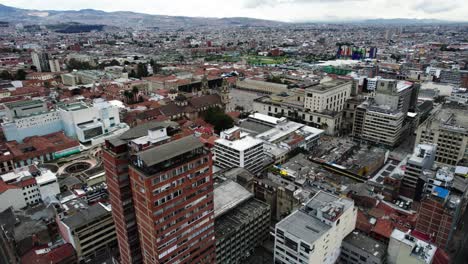 Drohnenansicht-Des-Panorama-Bolivar-Platzes-Mit-Der-Kathedrale-Und-Dem-Kolumbianischen-Justizpalast-In-Bogota