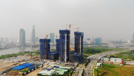 Baustelle-Neben-Saigon-River-In-Ho-Chi-Minh-Stadt,-Vietnam;-Drohne