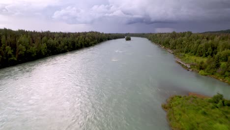 niedrige antenne entlang des flusses kenai in der nähe von soldotna, alaska