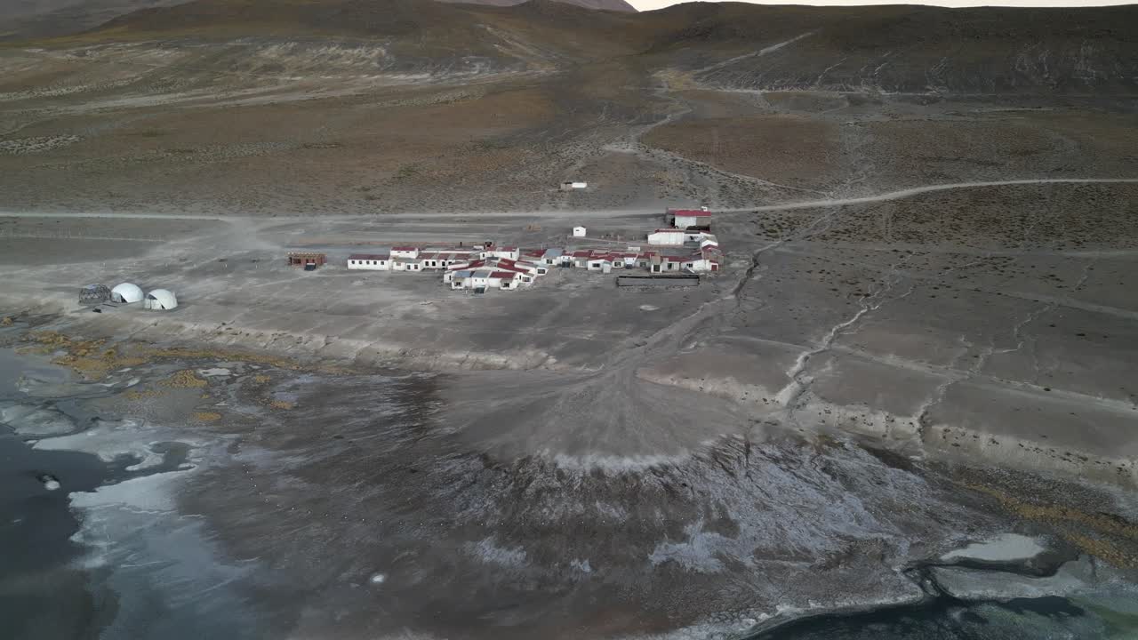 foto aérea de eco lodge en el paisaje desierto de salar de uyuni cerca del lago salado de uyuni y al pie del volcán thunupa, bolivia, méxico, ee.uu.