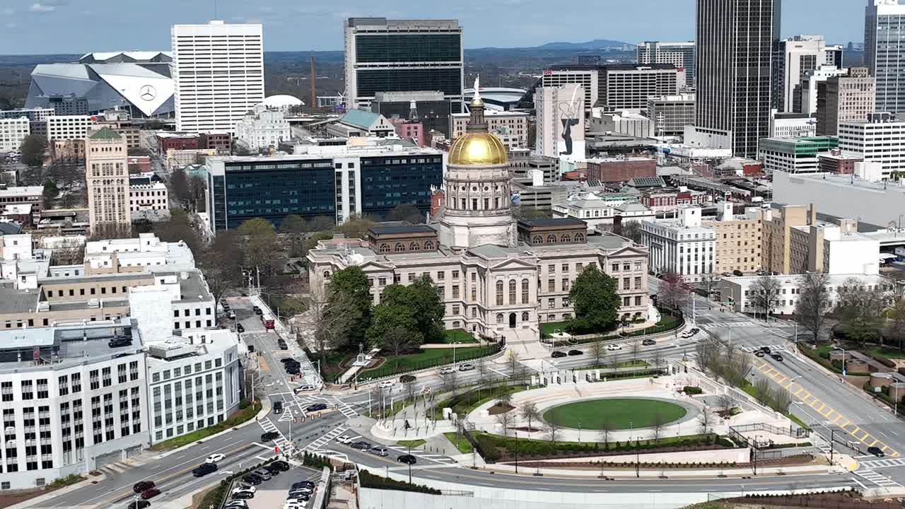 조지아 의회 센터 컨벤션 센터, 조지아 주 수도, 주 정부 사무실에 가까운 카메라  ⁇