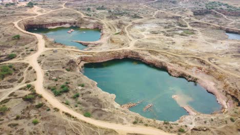 Toma-Aérea-De-Drones-Del-Lago-Azul-Formado-Por-Minas-Abandonadas-En-Gohad-Madhya-Pradesh-India