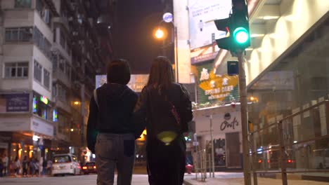 Dos-joven-mujer-caminando-en-carretera