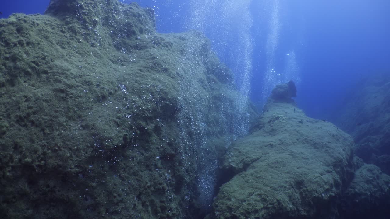 silueta buzos rayos de sol brillan rayos bajo el agua mujer buzo amd hombre buzos en el relajante paisaje azul del océano de la gente