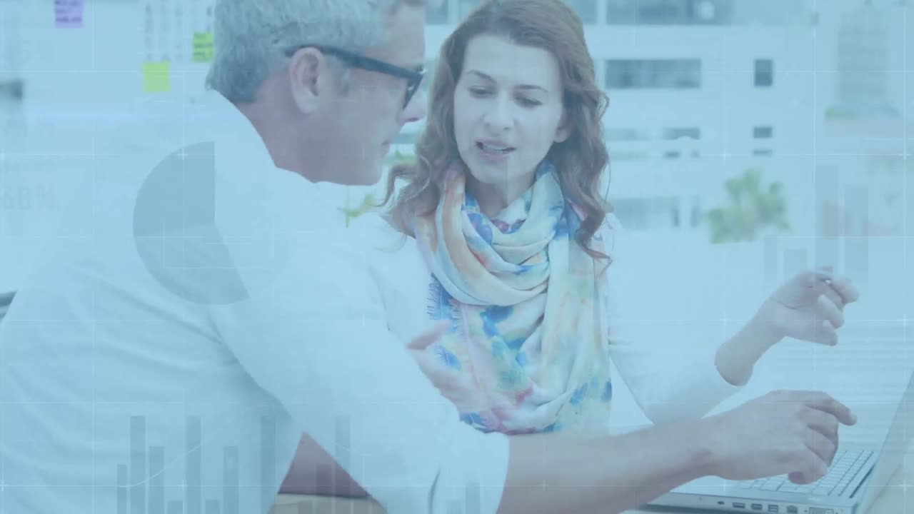 анимация обработки финансовых данных над деловыми людьми в офисе