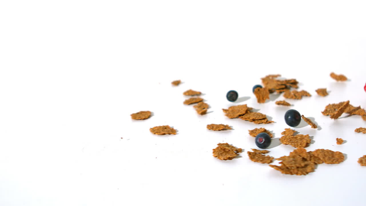 밀 곡물과 빨간 베리 롤링