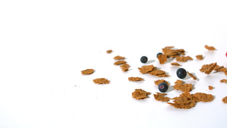 cereales de trigo y bayas rojas enrolladas