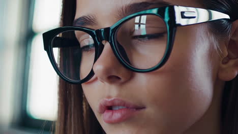mujer con gafas