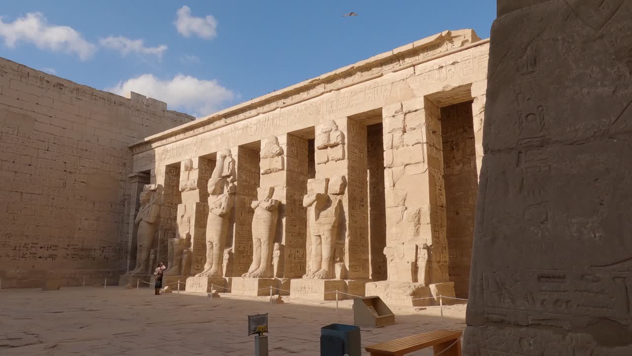 templo mortuorio de ramsés iii en medinet habu con relieves de pared decorados y estatuas egipcias - importante nueva estructura del reino