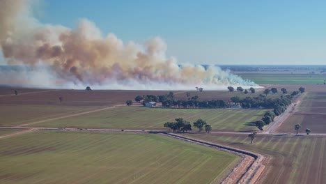 una gran quema controlada en un corral de una granja cerca de yarrawonga, victoria, australia