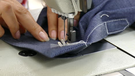 Primer-Plano-De-La-Máquina-De-Coser-Trabajando-Con-Jeans