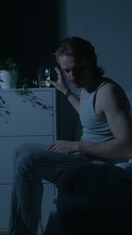 hombre en la cama por la noche