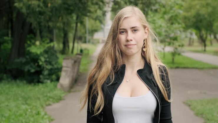 une fille avec un décolleté enlève un masque