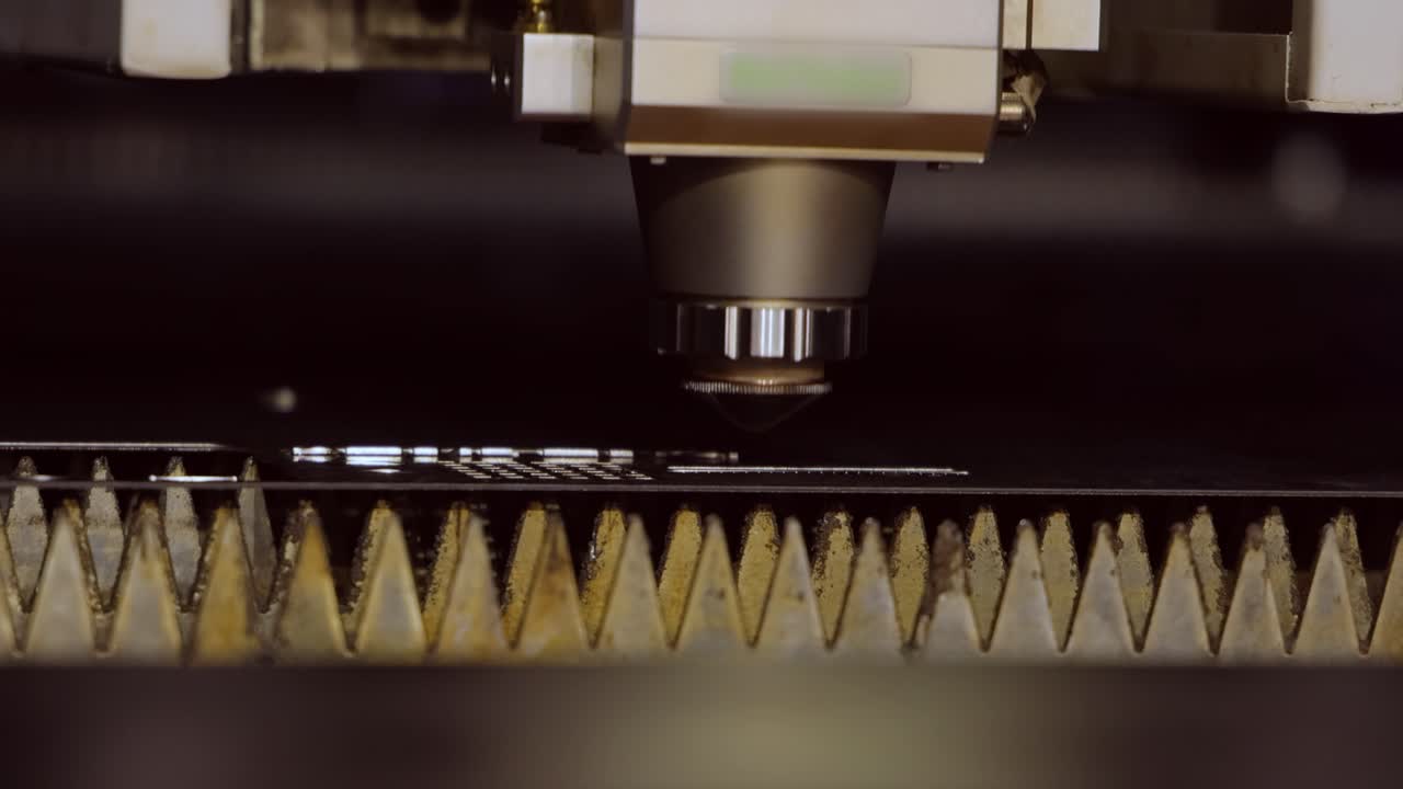 corte láser cnc de metal, tecnología industrial moderna.