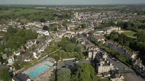 Cirencester-Park,-Freibad,-Stadtkirche,-Luftaufnahme,-Landschaft,-Cotswolds,-Großbritannien,-Frühling