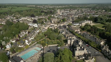 cirencester park piscina al aire libre ciudad iglesia paisaje aéreo cotswolds reino unido primavera