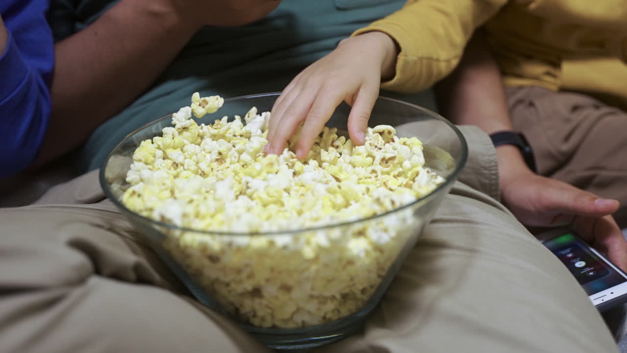 niños y su padre en el sofá