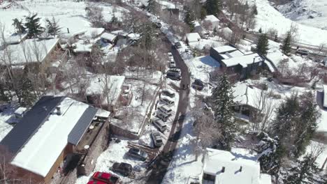 Vista-Aérea-De-La-Plataforma-Rodante-Muy-Cerca-De-Chalets-De-Lujo-Y-Pinos-Nevados-En-El-Pueblo-De-Montaña-De-Farellones,-Chile