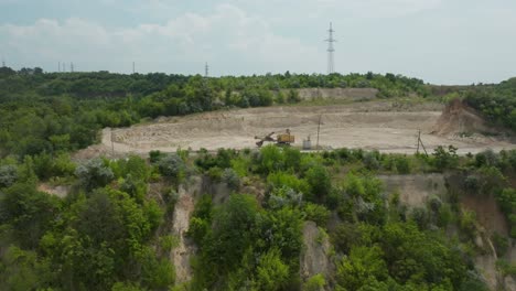 acercándose a la cantera donde la excavadora solitaria está lista para trabajar