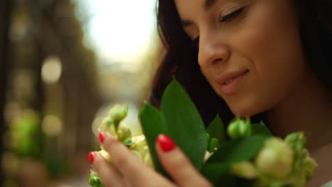 Novia-Romántica-Que-Huele-Rosas-En-El-Parque.-Mujer-Encantadora-Sosteniendo-Flores-Al-Aire-Libre.