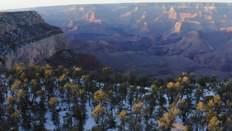 Impresionante-Vista-Aérea-De-Majestuosas-Montañas-Escarpadas-Del-Gran-Cañón,-Estados-Unidos-Durante-Los-Inviernos