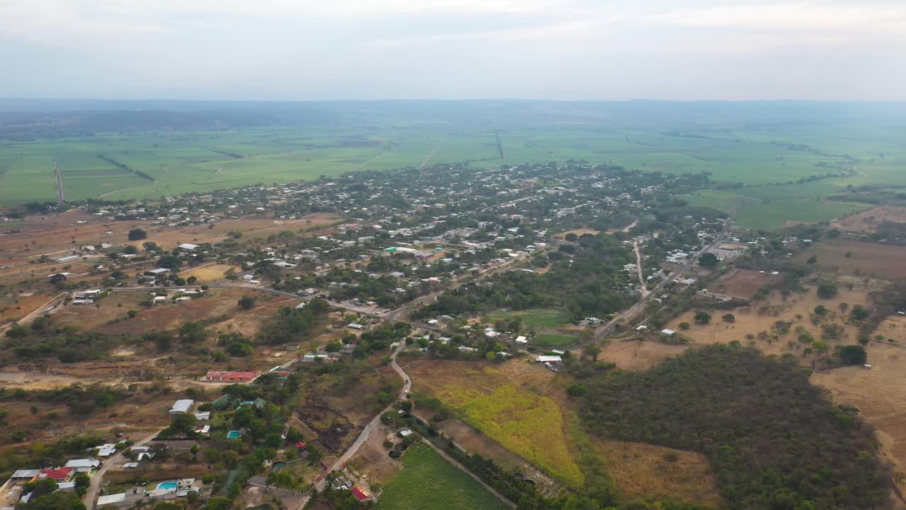 항공: 엘 치플론 폭포 근처의 산 비센테 라 메실라 마을, 멕시코