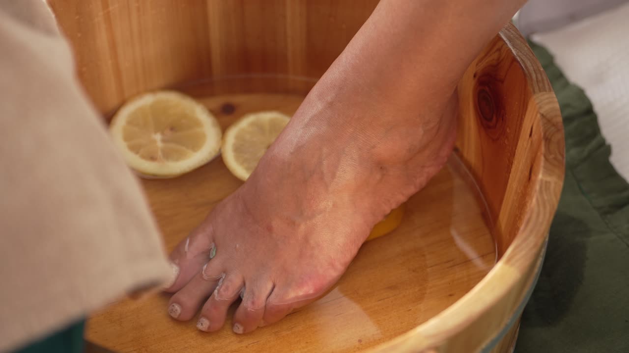 Pediluvio rilassante con limoni: un trattamento spa lenitivo a casa
