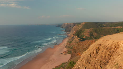 antena: un hombre parado en un mirador mirando a los surfistas en portugal