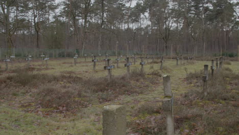 panorámica sobre viejas lápidas en el cementerio