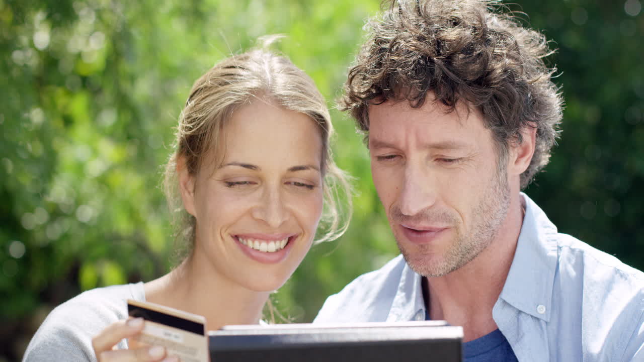 Coppia attraente che fa acquisti online con tablet digitale