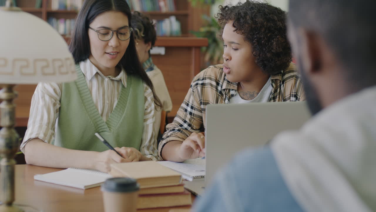 estudiantes que estudian en la biblioteca