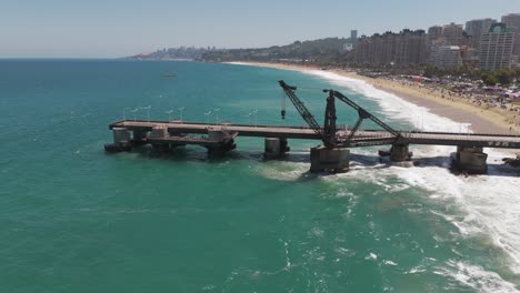 Luftaufnahme-Des-Vergara-Piers-In-Vina-Del-Mar,-Der-Vom-Strand-Ins-Türkisfarbene-Meerwasser-Ragt