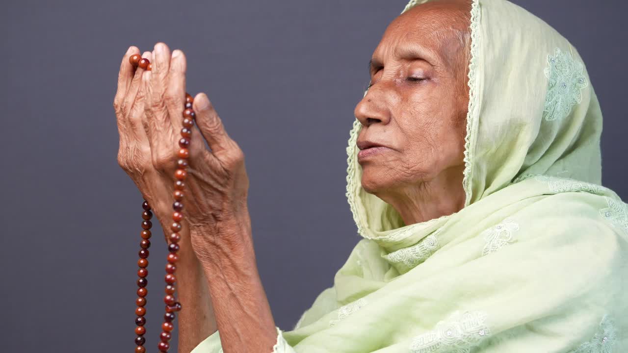 기도 하는 노인 이슬람 여자