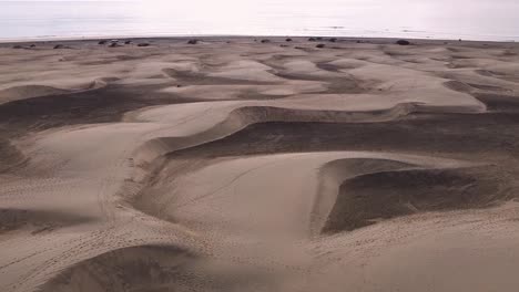 Sanddünen-Wüste-Gegen-Meereslandschaft-In-Maspalomas-Gran-Canaria-Wüsten-In-Der-Nähe-Der-Küste