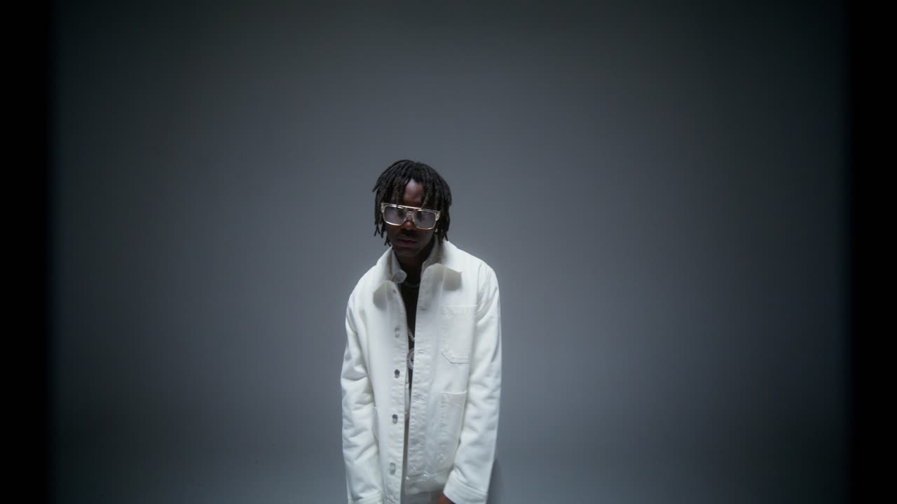 Uomo elegante in abito bianco