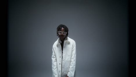 hombre elegante con traje blanco