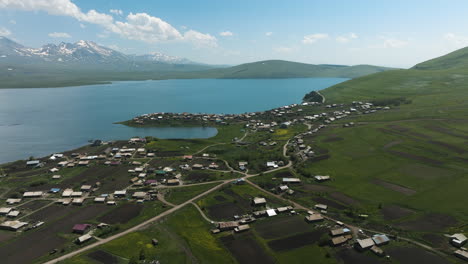 Leuchtend-Blauer-Tabatskuri-See-Und-Ländliches-Dorf,-Weit-Weg-Von-Der-Städtischen-Welt