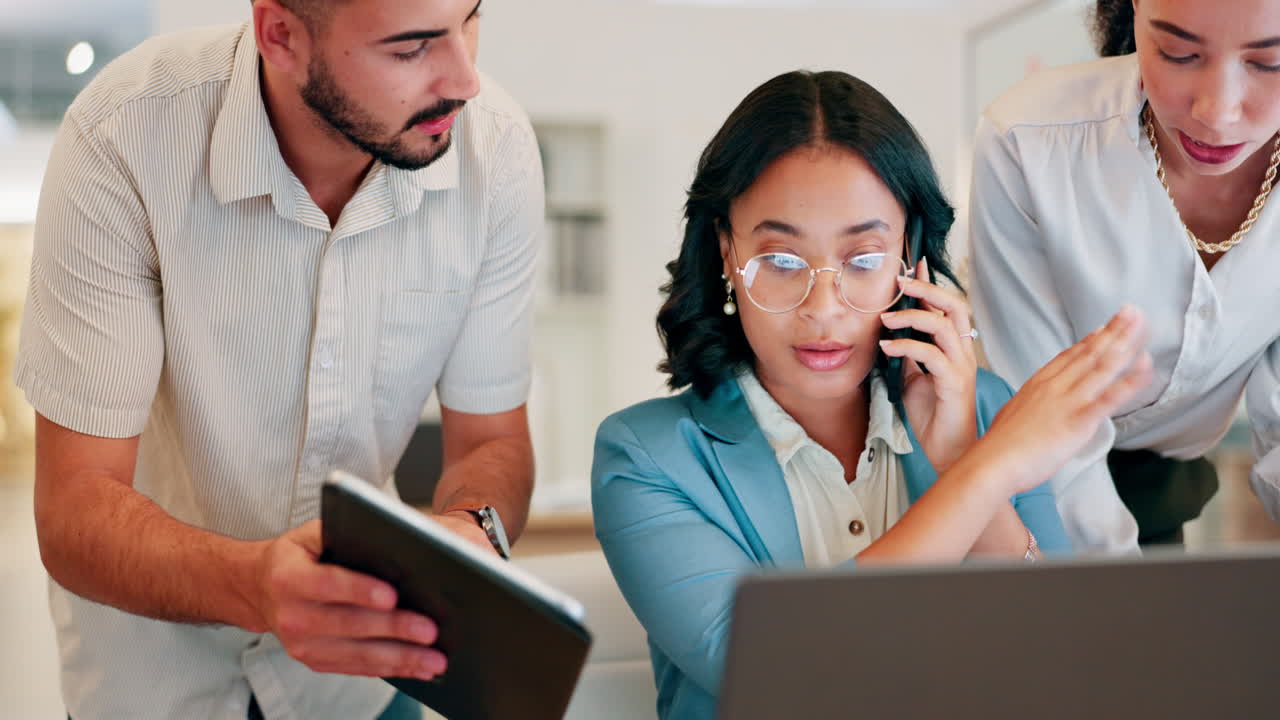 estrés, multitarea y mujer de negocios con las manos