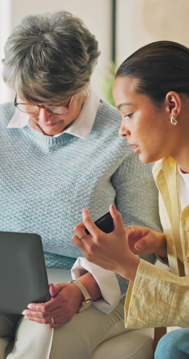 Due donne che collaborano a un progetto usando un laptop