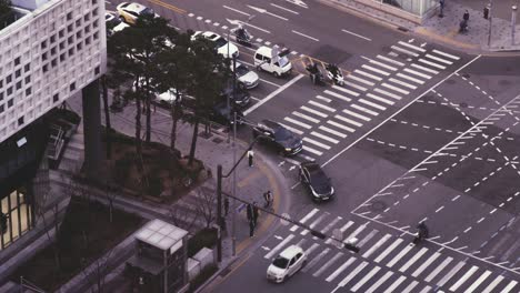 ソウル,韓国 一般的な都市交通 b-ロール 横断する歩行者 都市風景