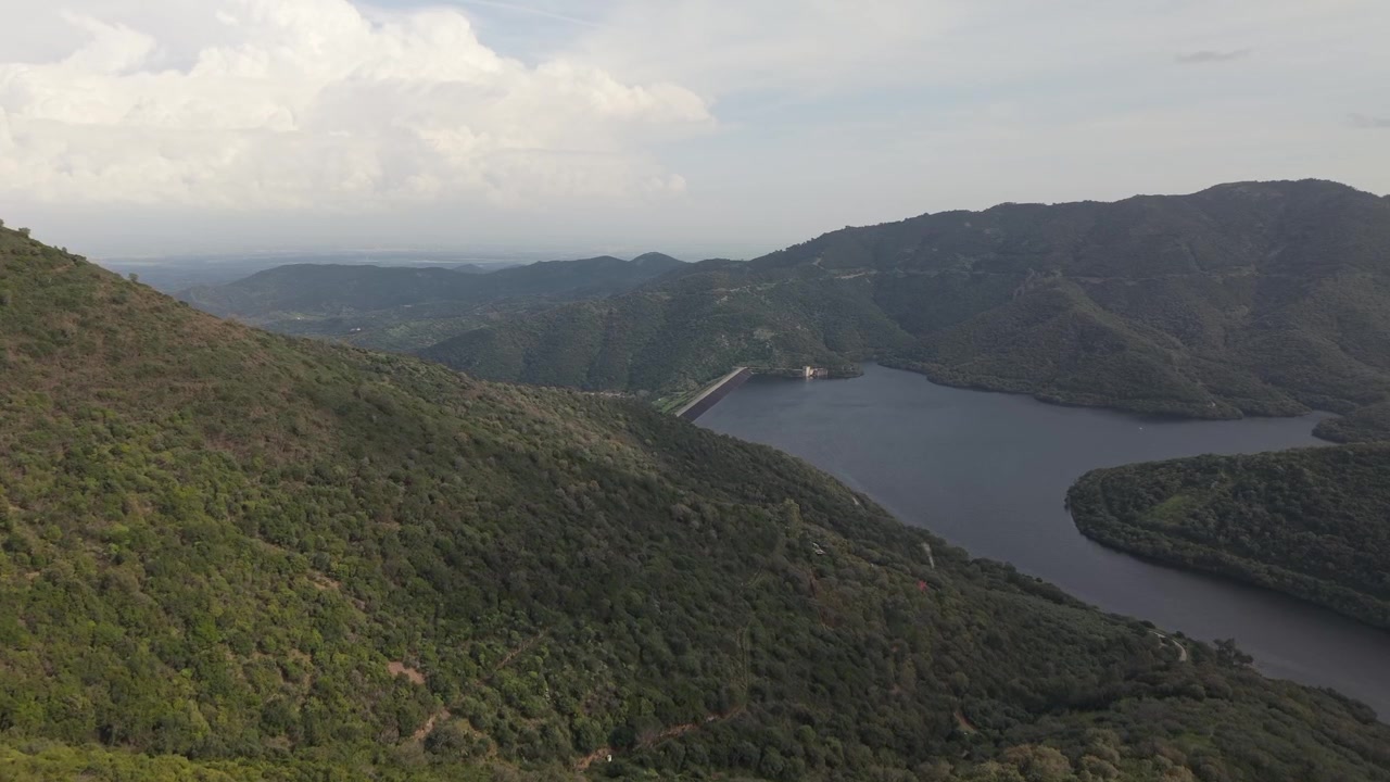 Embalse escénico del Lago di Montimannu cerca de Villacidro en el suroeste de Cerdeña, Italia. Toma de dron aérea